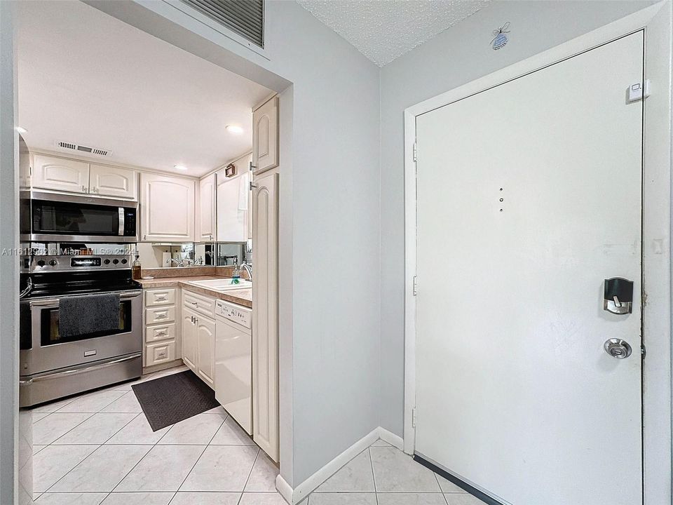 For Sale: $109,999 (1 beds, 1 baths, 672 Square Feet)