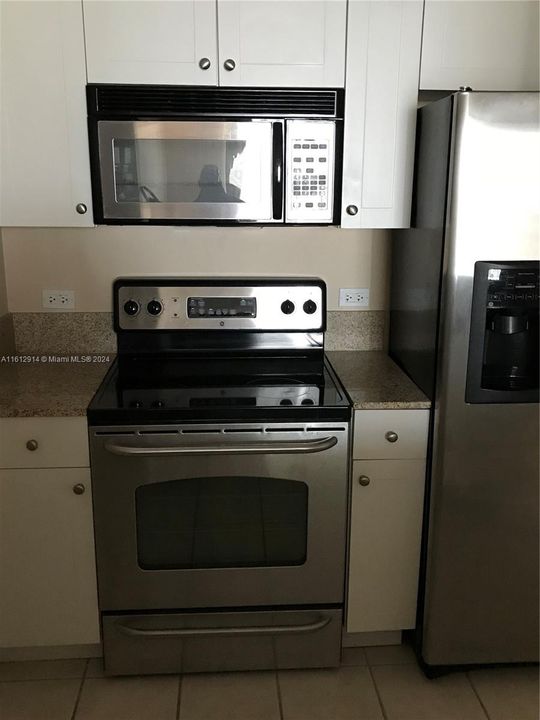 Active With Contract: $310,000 (1 beds, 1 baths, 681 Square Feet)
