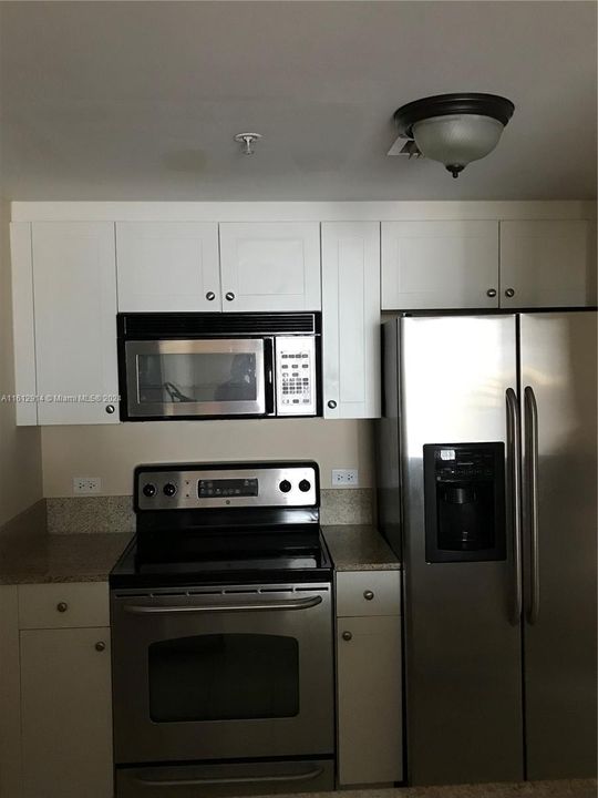 Active With Contract: $310,000 (1 beds, 1 baths, 681 Square Feet)