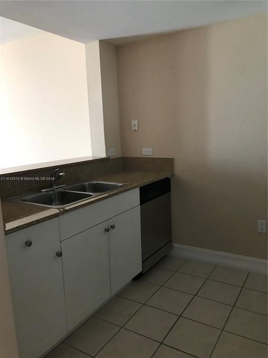 Active With Contract: $310,000 (1 beds, 1 baths, 681 Square Feet)