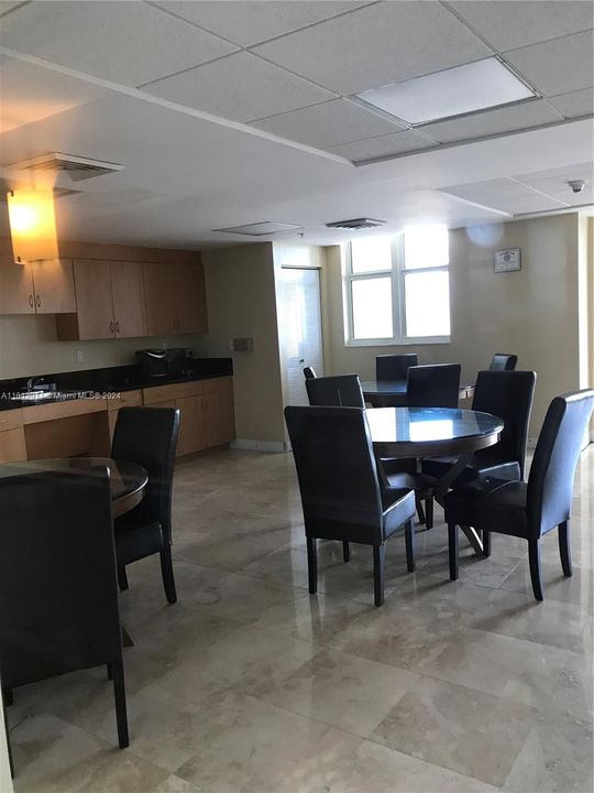 Active With Contract: $310,000 (1 beds, 1 baths, 681 Square Feet)
