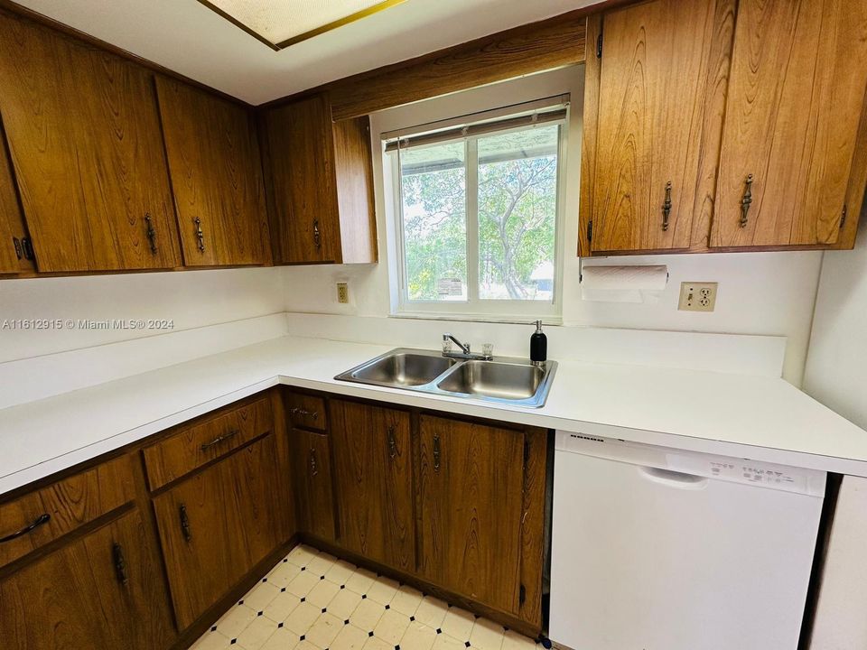 For Rent: $1,800 (1 beds, 1 baths, 700 Square Feet)