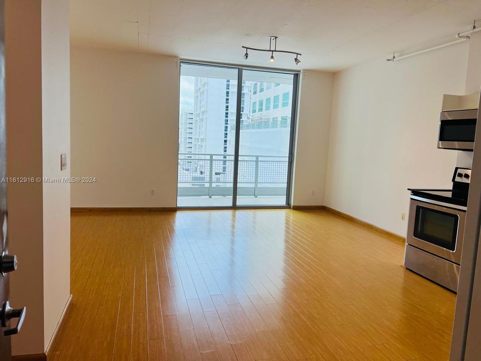 For Sale: $355,000 (1 beds, 1 baths, 638 Square Feet)