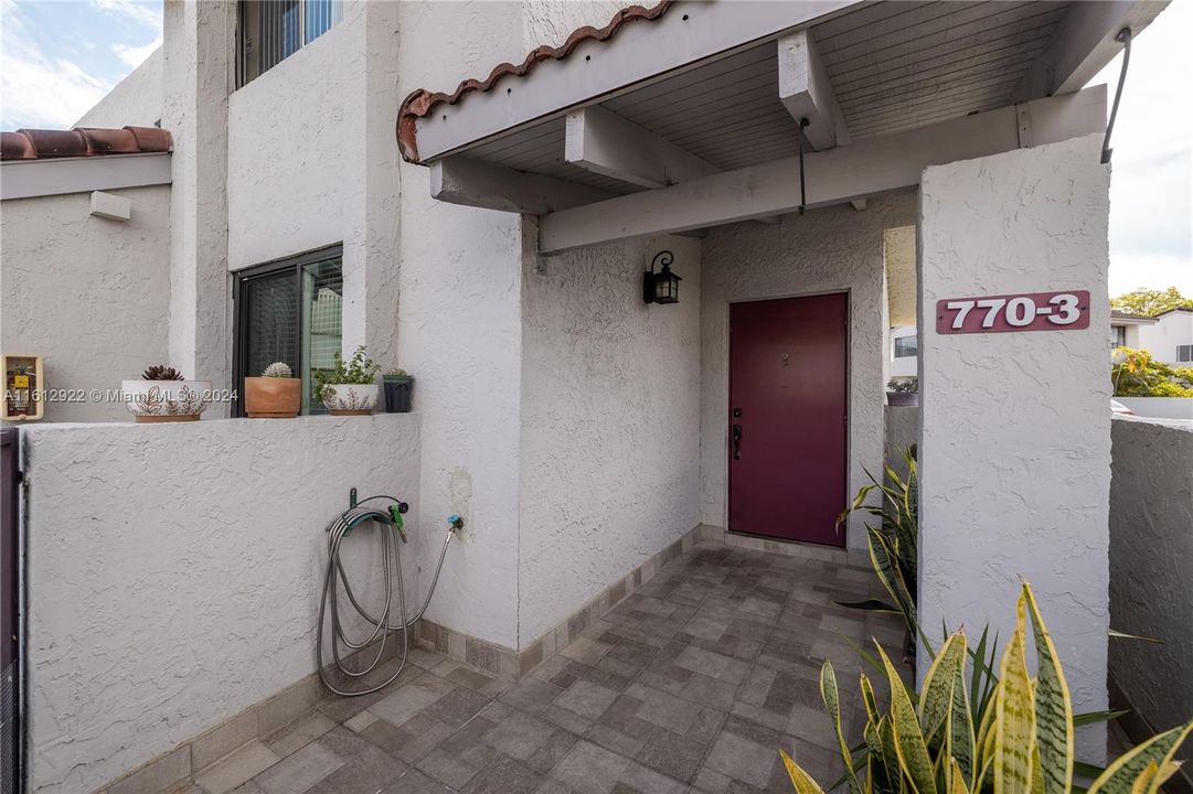 Vendido Recientemente: $399,000 (3 camas, 2 baños, 1296 Pies cuadrados)