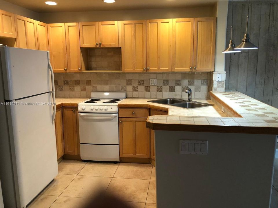 For Rent: $2,100 (2 beds, 1 baths, 800 Square Feet)