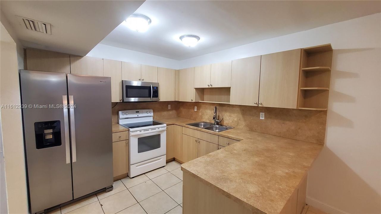 For Rent: $2,850 (2 beds, 3 baths, 1408 Square Feet)