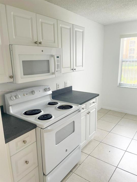 For Rent: $2,700 (3 beds, 2 baths, 1247 Square Feet)