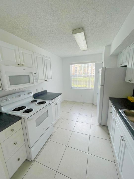 For Rent: $2,700 (3 beds, 2 baths, 1247 Square Feet)