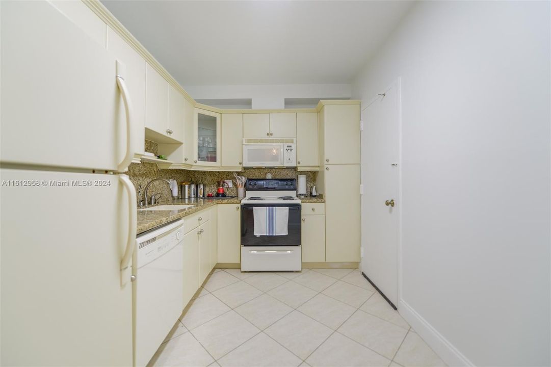 For Rent: $3,300 (1 beds, 1 baths, 870 Square Feet)