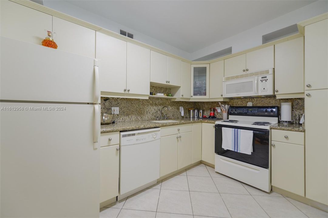 For Rent: $3,300 (1 beds, 1 baths, 870 Square Feet)