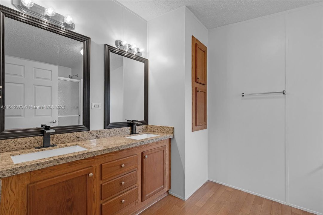 For Sale: $285,000 (3 beds, 2 baths, 1170 Square Feet)