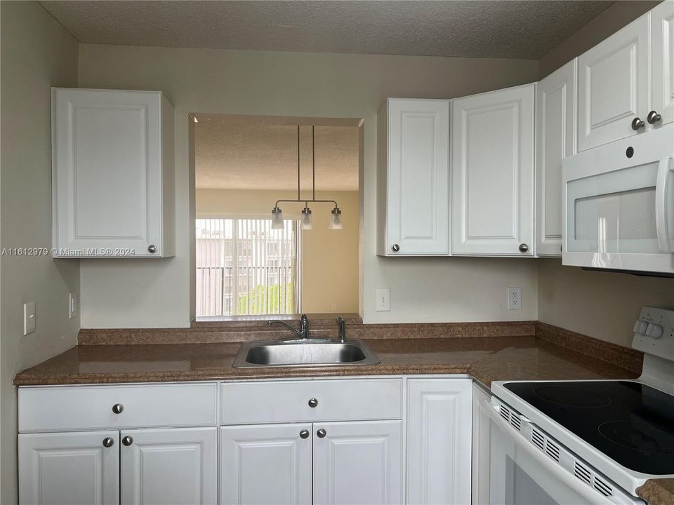 For Rent: $2,100 (2 beds, 2 baths, 832 Square Feet)