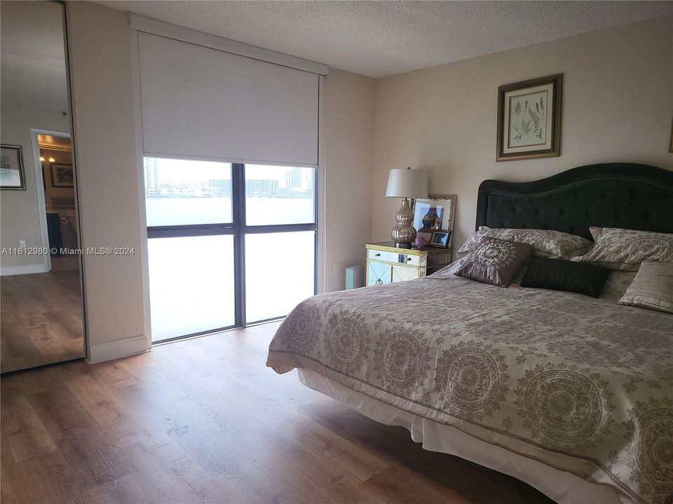 For Sale: $390,000 (1 beds, 1 baths, 880 Square Feet)