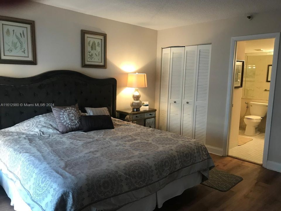 For Sale: $390,000 (1 beds, 1 baths, 880 Square Feet)