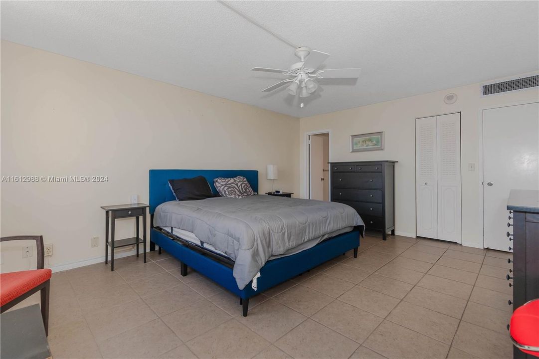 For Sale: $249,900 (1 beds, 1 baths, 968 Square Feet)