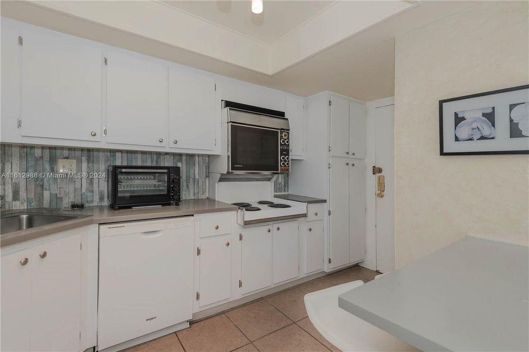 For Sale: $249,900 (1 beds, 1 baths, 968 Square Feet)