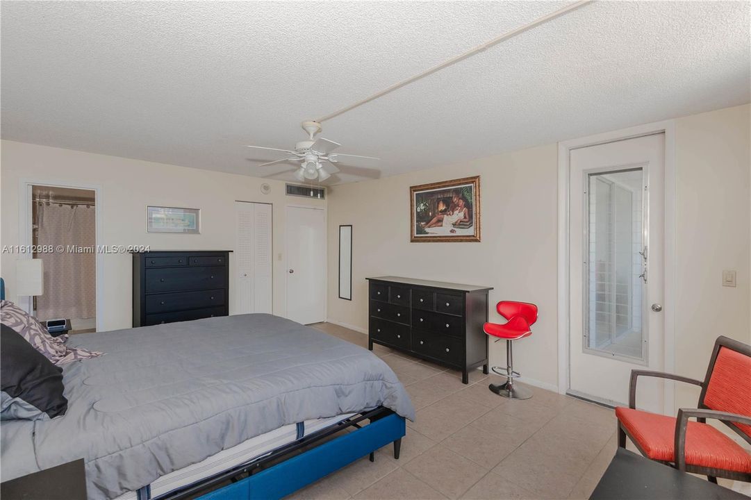 For Sale: $249,900 (1 beds, 1 baths, 968 Square Feet)