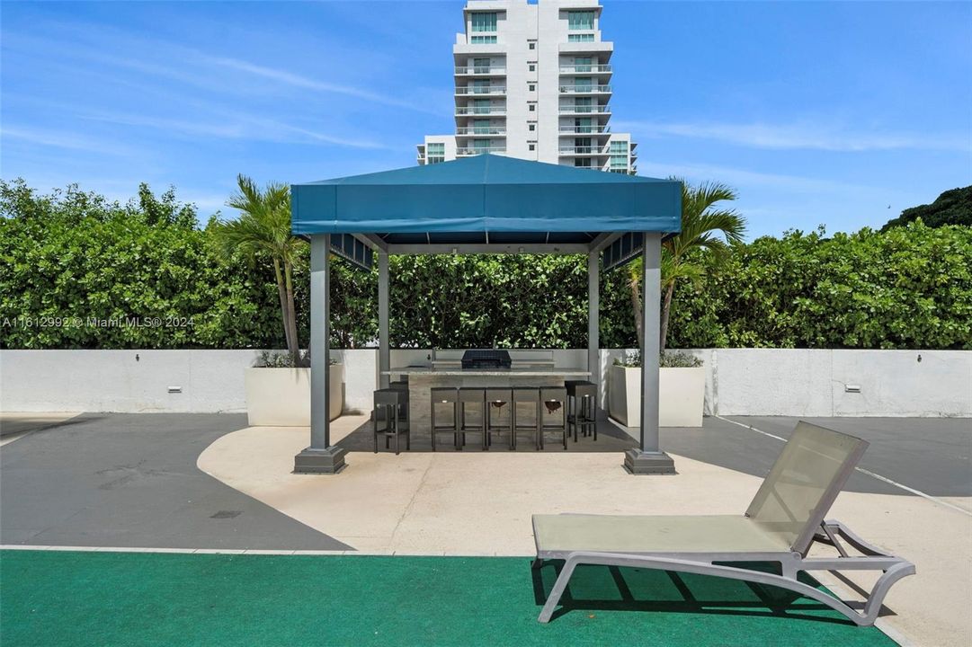 For Sale: $399,000 (2 beds, 2 baths, 804 Square Feet)