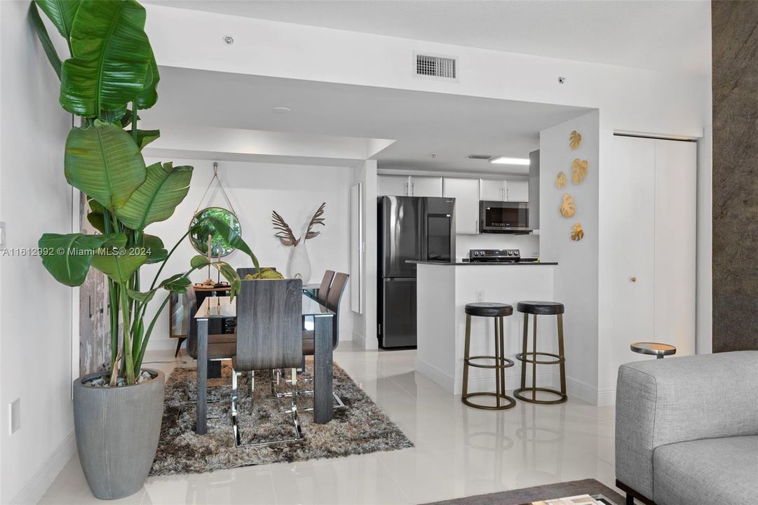 For Sale: $399,000 (2 beds, 2 baths, 804 Square Feet)