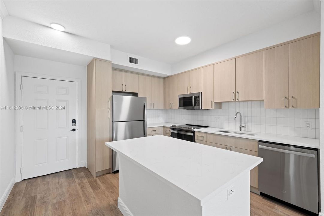 Active With Contract: $3,151 (3 beds, 2 baths, 1411 Square Feet)