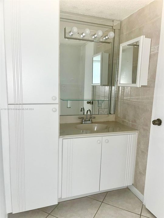 HUGE CLOSET IN 2ND BATHROOM