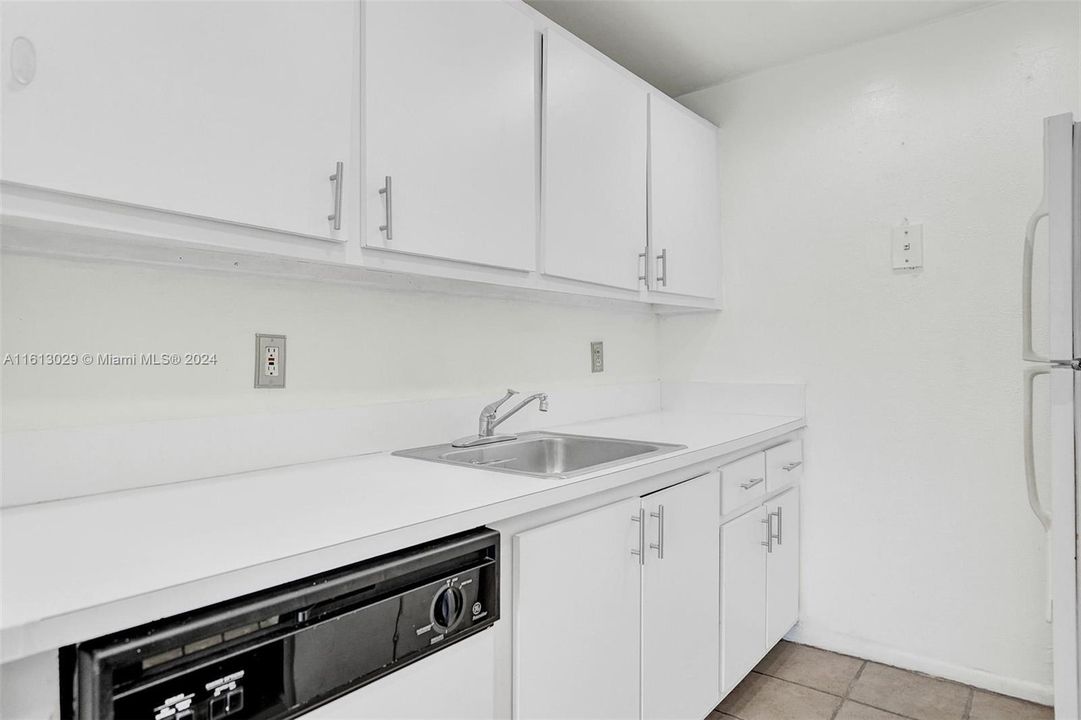 For Sale: $230,000 (1 beds, 1 baths, 723 Square Feet)