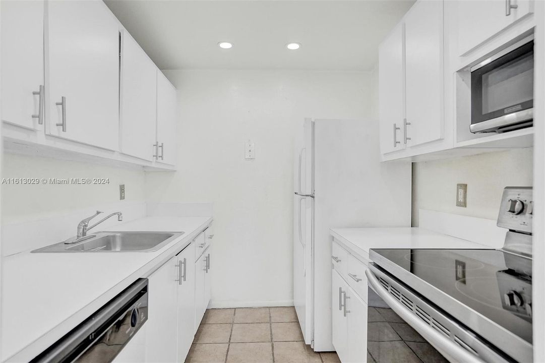 For Sale: $230,000 (1 beds, 1 baths, 723 Square Feet)