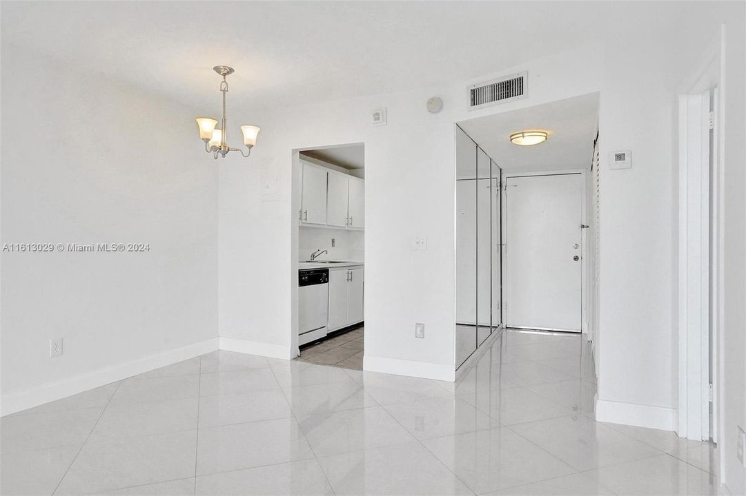 For Sale: $230,000 (1 beds, 1 baths, 723 Square Feet)