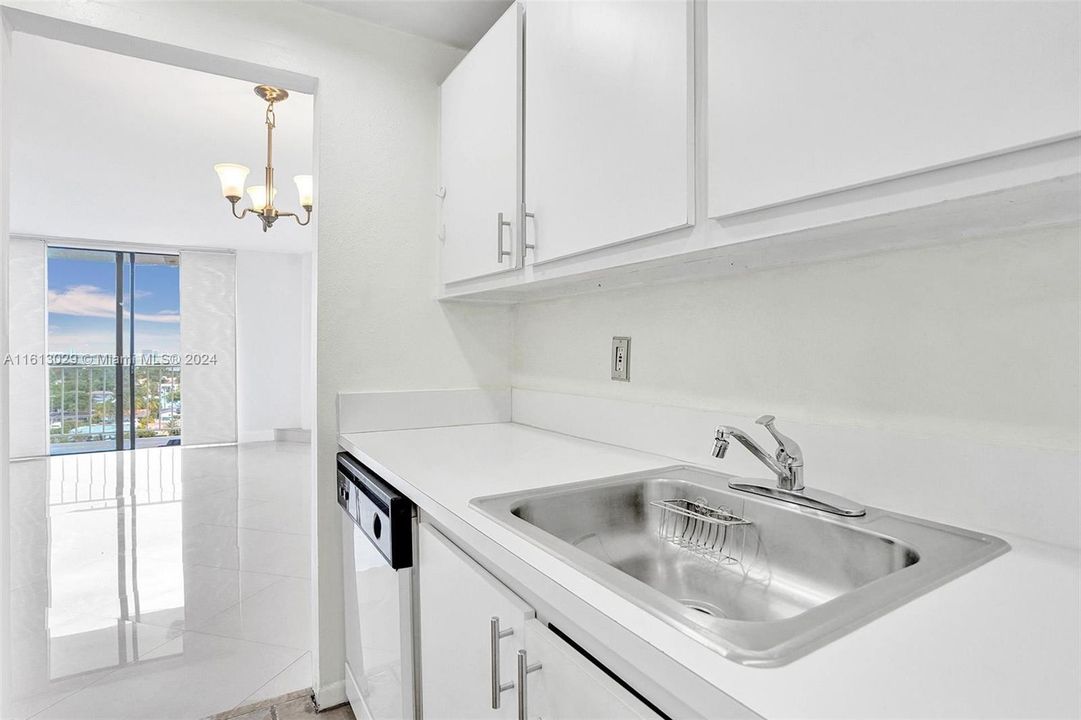 For Sale: $230,000 (1 beds, 1 baths, 723 Square Feet)