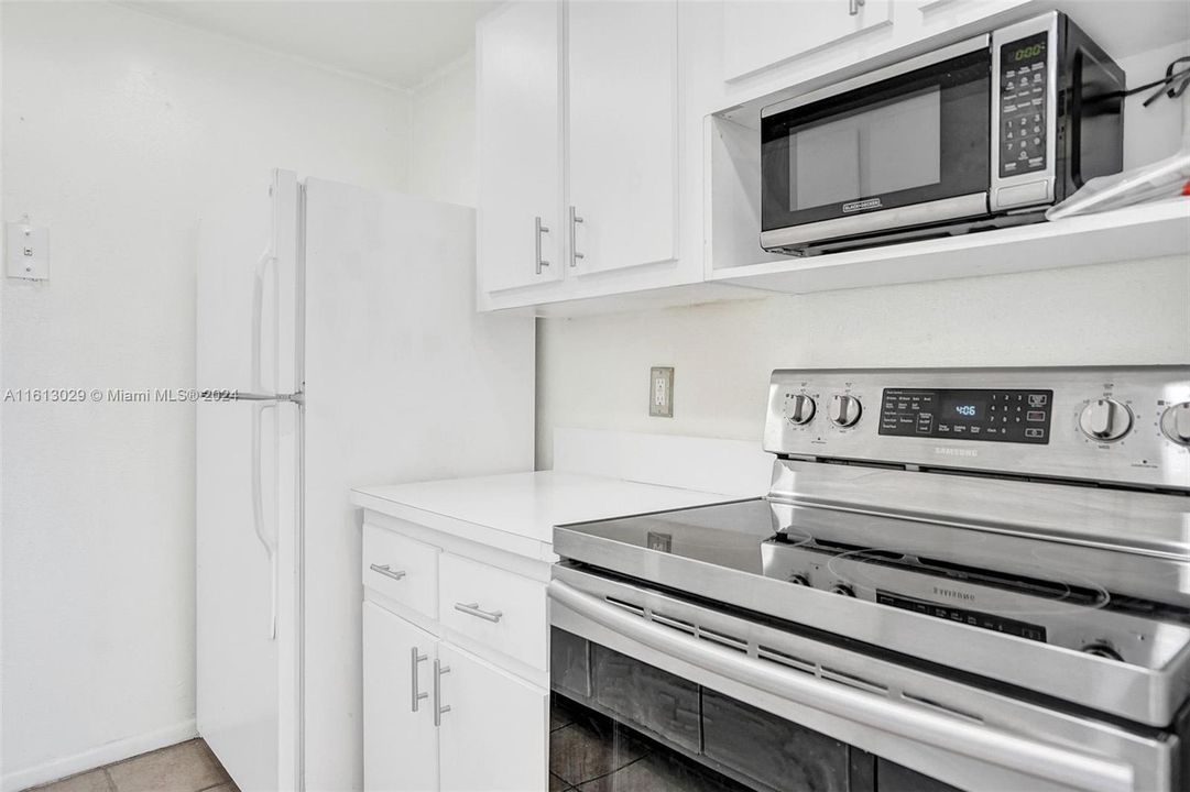 For Sale: $230,000 (1 beds, 1 baths, 723 Square Feet)