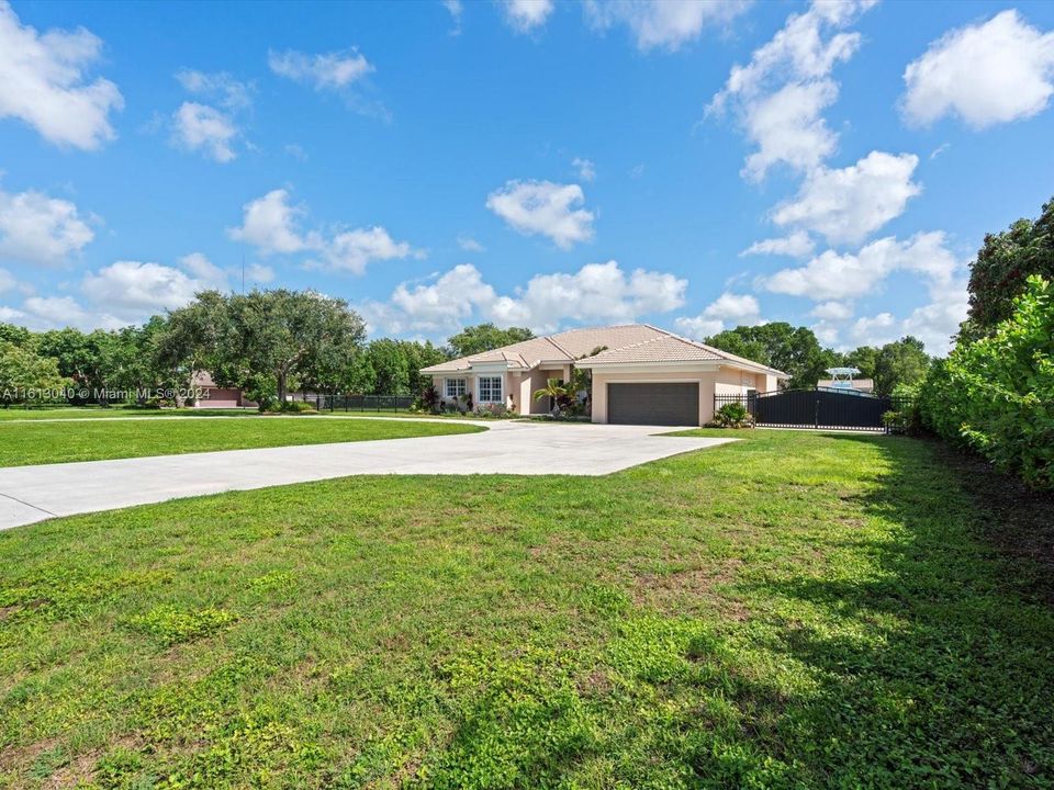 For Sale: $1,197,000 (4 beds, 2 baths, 2623 Square Feet)