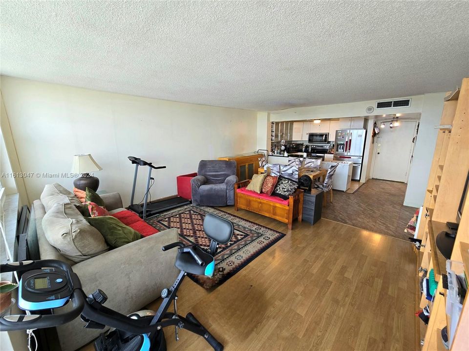 For Sale: $155,000 (1 beds, 1 baths, 855 Square Feet)