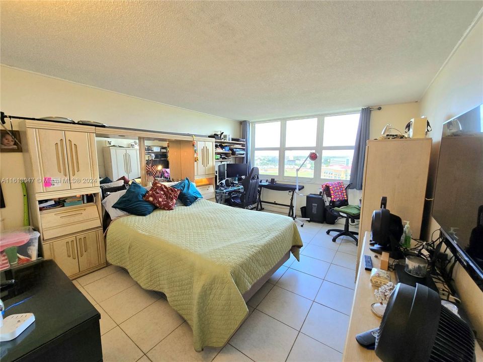 For Sale: $155,000 (1 beds, 1 baths, 855 Square Feet)
