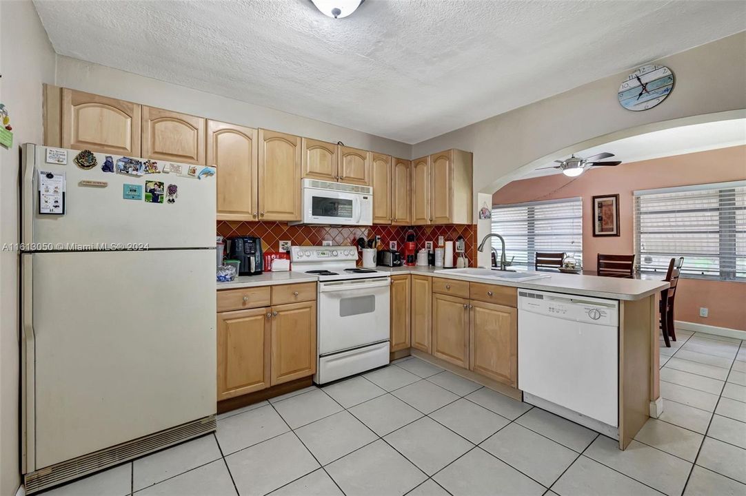 For Sale: $335,999 (2 beds, 1 baths, 1062 Square Feet)
