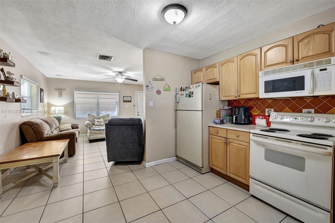 For Sale: $335,999 (2 beds, 1 baths, 1062 Square Feet)