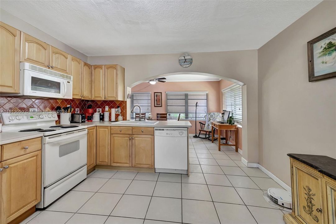 For Sale: $335,999 (2 beds, 1 baths, 1062 Square Feet)