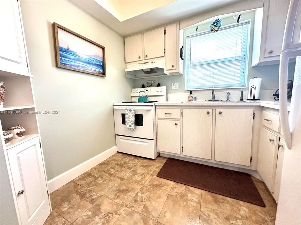 For Sale: $130,000 (1 beds, 1 baths, 612 Square Feet)