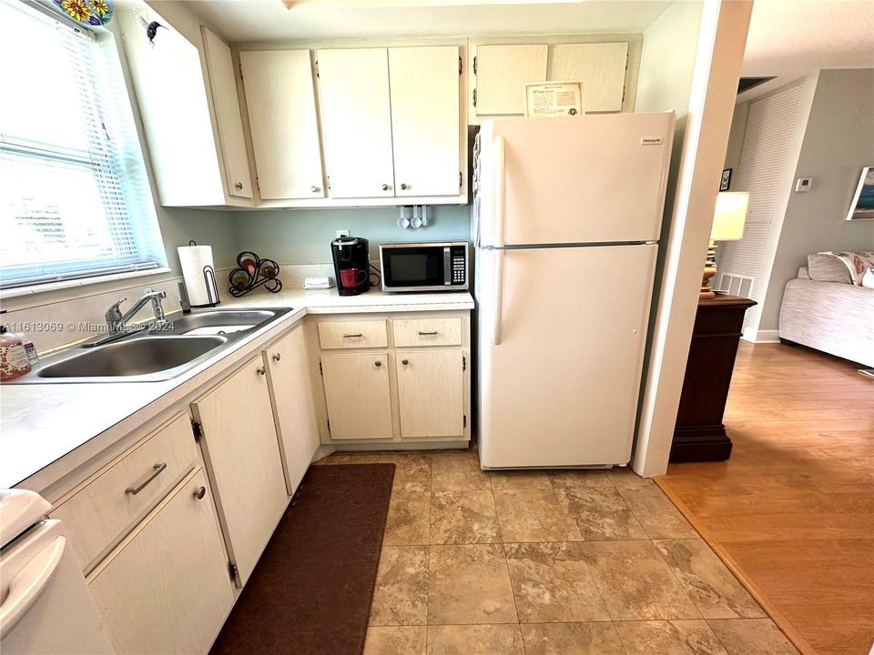 For Sale: $130,000 (1 beds, 1 baths, 612 Square Feet)