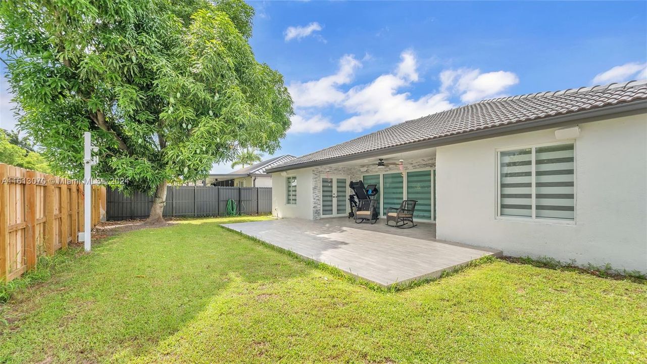 For Sale: $800,000 (3 beds, 2 baths, 1682 Square Feet)