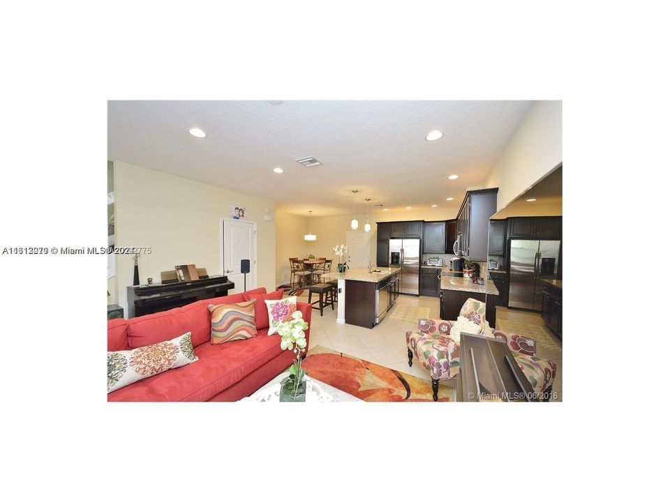 Active With Contract: $3,350 (3 beds, 2 baths, 1334 Square Feet)