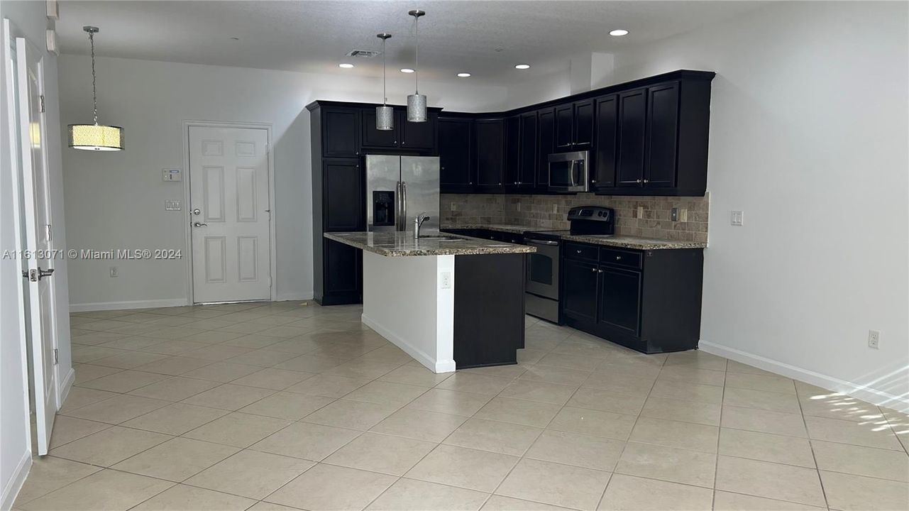 Active With Contract: $3,350 (3 beds, 2 baths, 1334 Square Feet)