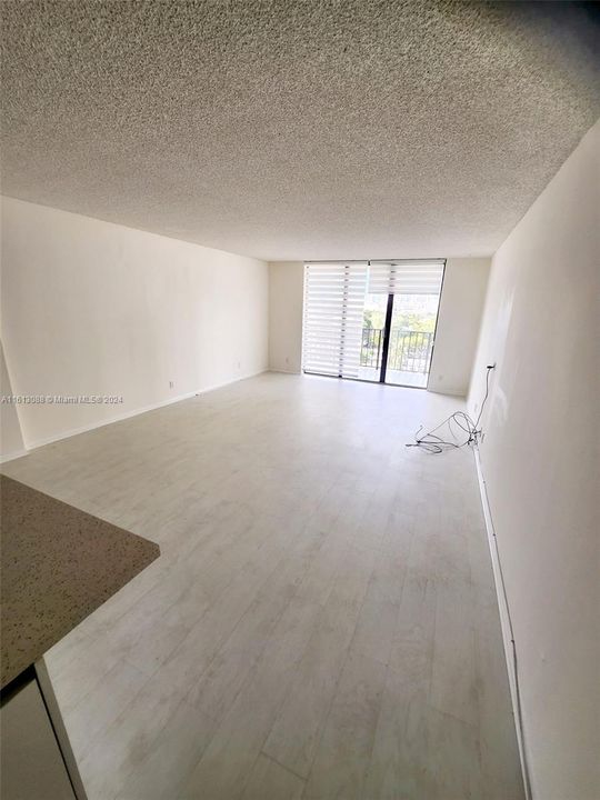 For Rent: $2,400 (1 beds, 1 baths, 918 Square Feet)