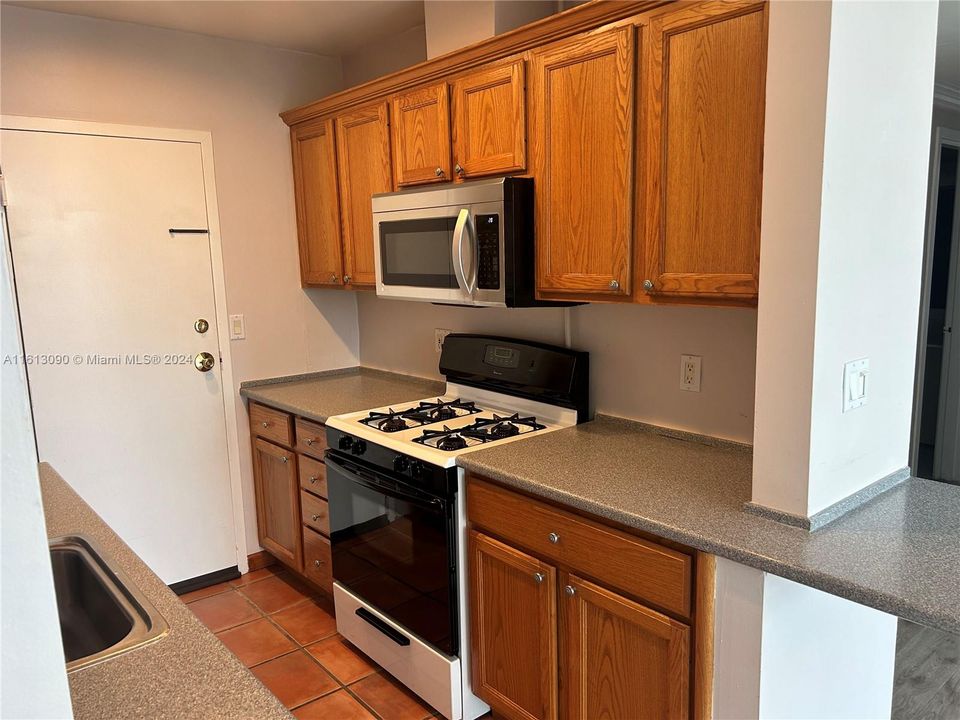 For Rent: $2,400 (1 beds, 1 baths, 790 Square Feet)