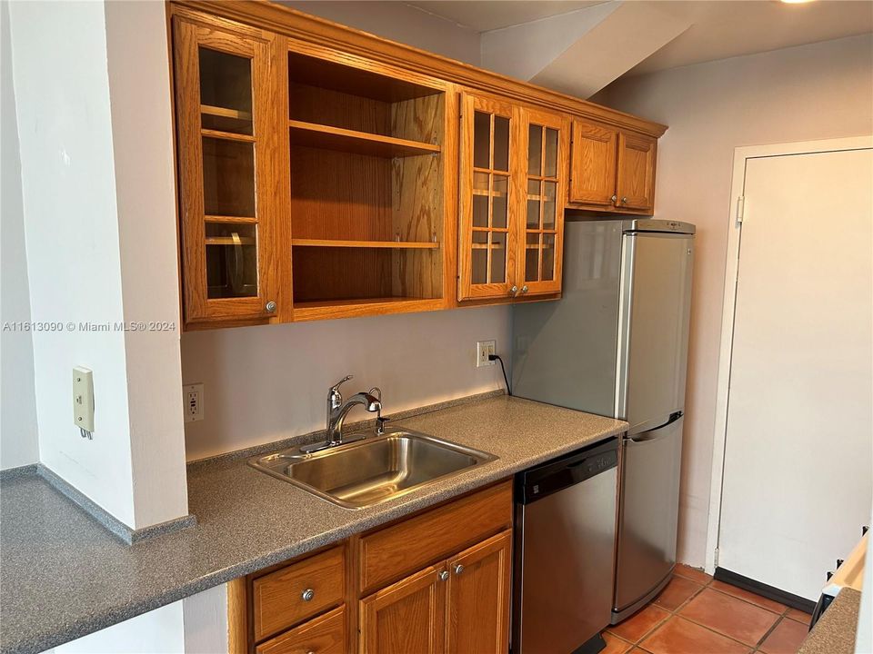 For Rent: $2,400 (1 beds, 1 baths, 790 Square Feet)