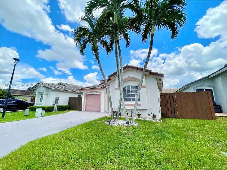 For Sale: $550,000 (3 beds, 2 baths, 1301 Square Feet)