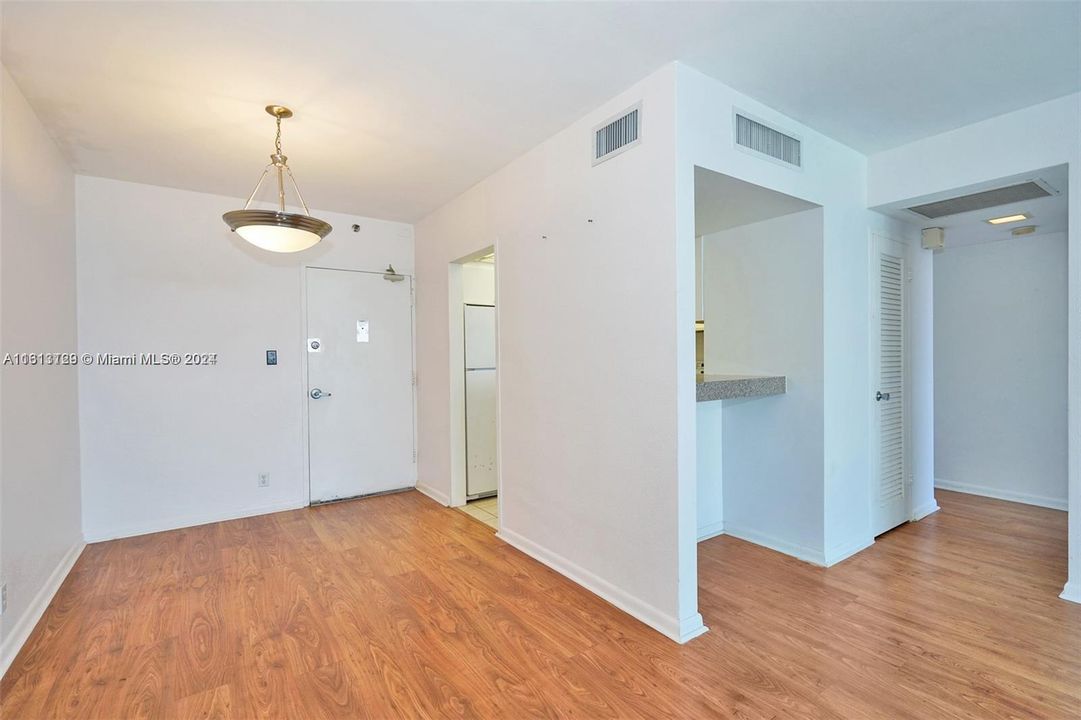 For Rent: $3,200 (1 beds, 1 baths, 837 Square Feet)