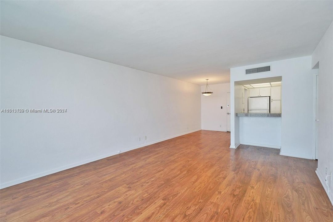 For Rent: $3,200 (1 beds, 1 baths, 837 Square Feet)