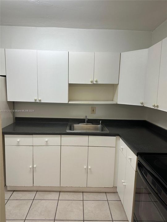 For Rent: $1,900 (1 beds, 1 baths, 760 Square Feet)