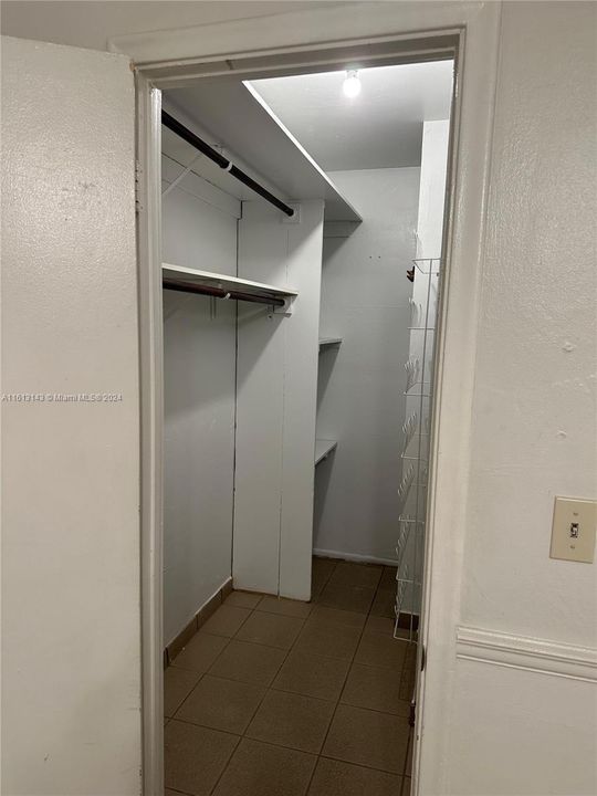 For Rent: $1,900 (1 beds, 1 baths, 760 Square Feet)