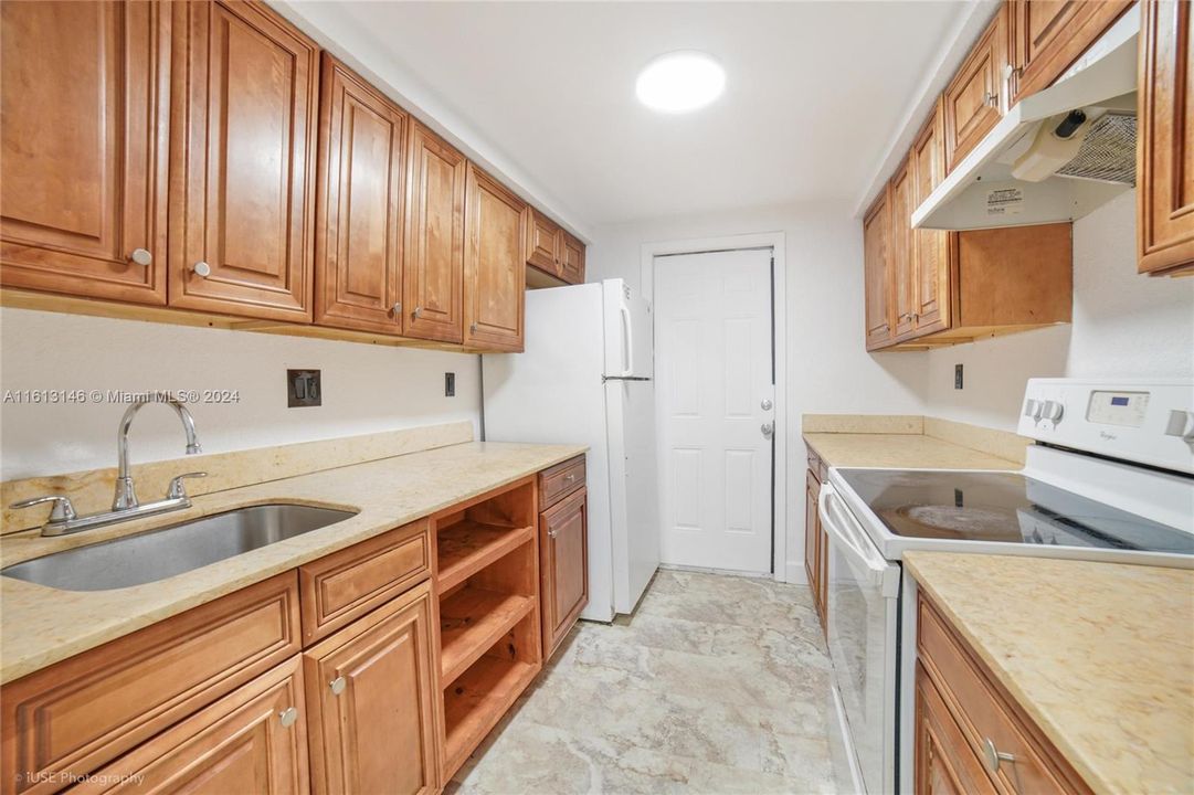 For Rent: $1,695 (1 beds, 1 baths, 775 Square Feet)